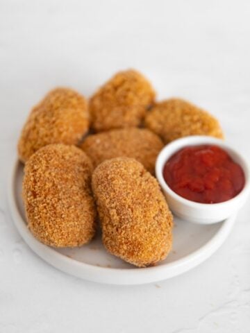 Photo of a plate with some vegan chicken nuggets