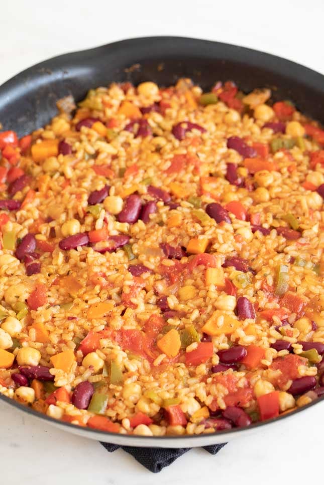 Photo of a skilet with cooked vegan jambalaya